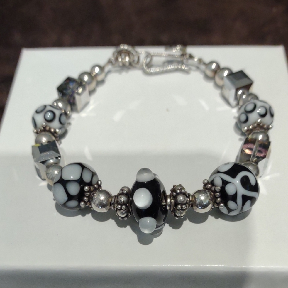 Elegant Black and White Beaded Bracelet